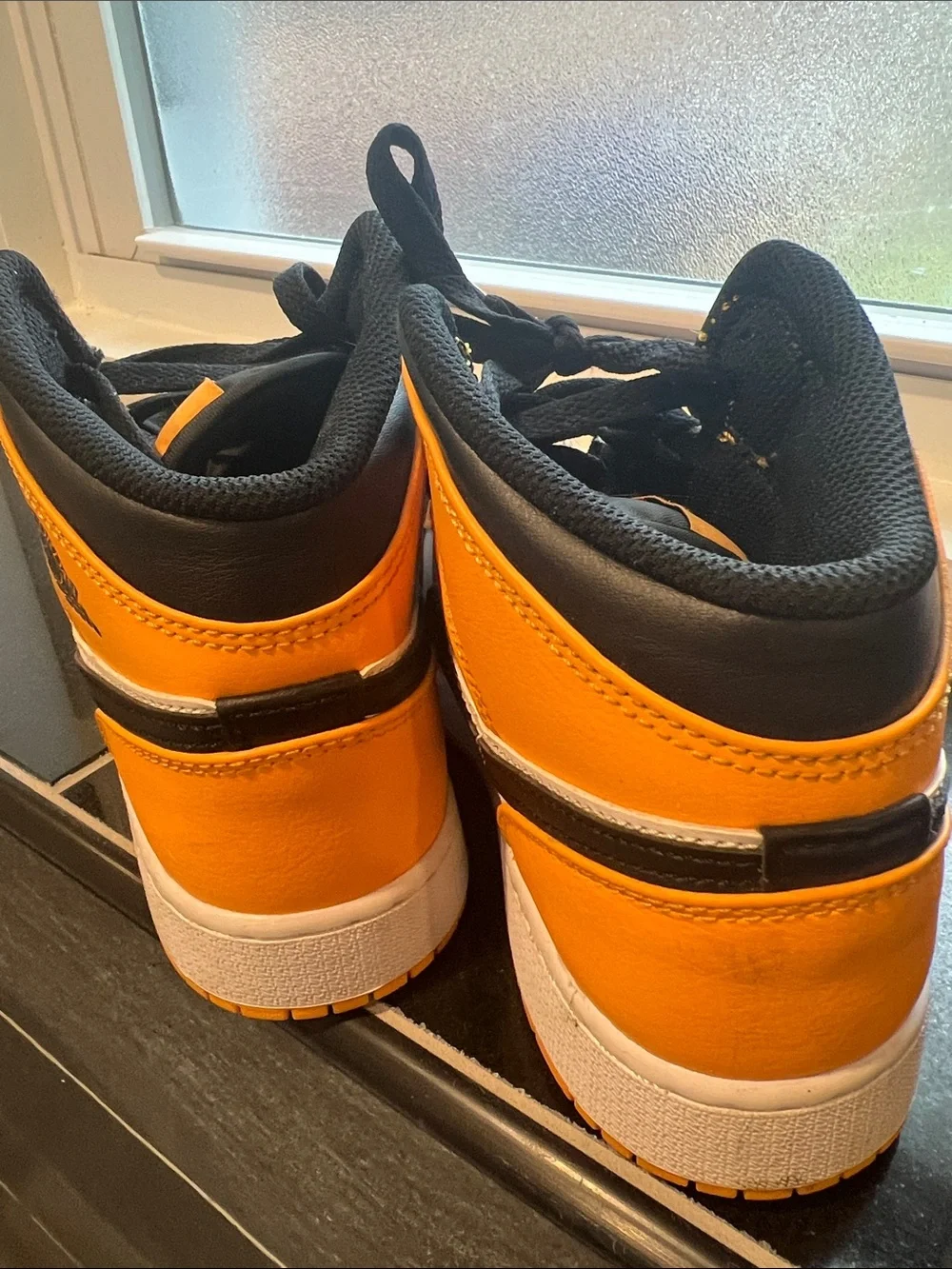 Nike Air Kids High-Top Sneakers in Orange and Black 6Y 554725-701 Taxi